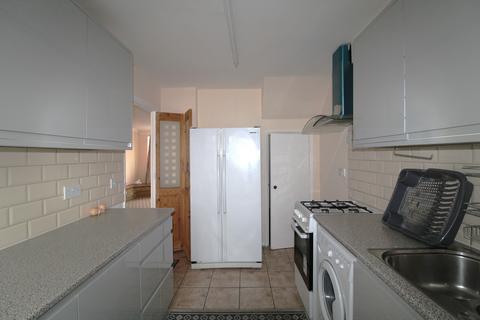 3 bedroom terraced house to rent, Bury Avenue, Hayes UB4