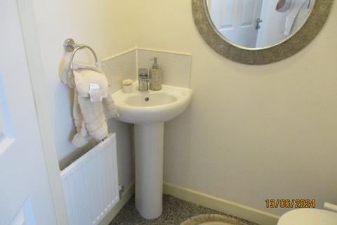 2 bedroom semi-detached house to rent, Park View Road, Salford M6