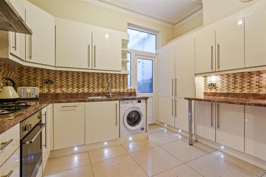 11-3555 GCWT - GFF 37 Lushington Road - Kitchen -Or