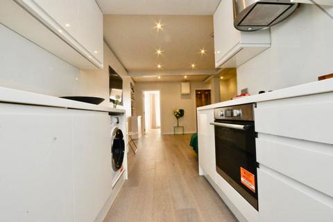 2 bedroom flat for sale, Englewood Road, London SW12