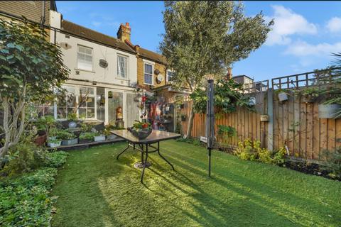 3 bedroom detached house for sale, Montpelier Gardens, London E6