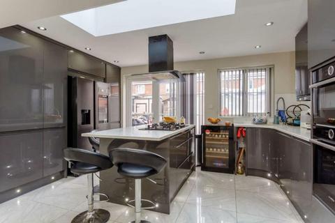 5 bedroom detached house for sale, Phoenix Close, London E17