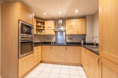 2 bedroom flat for sale, Weir Court, Weybridge KT13