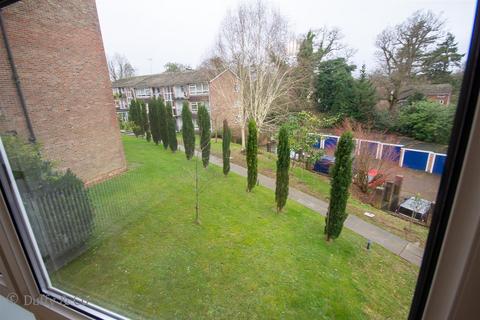 2 bedroom apartment to rent, Kipling Court, Winnals Park, Paddockhall Road