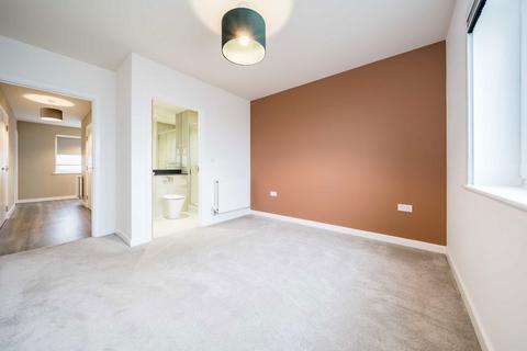 2 bedroom flat to rent, Springfield Drive, London SW17