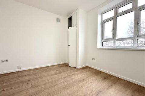 3 bedroom apartment to rent, Champion Hill Estate, London