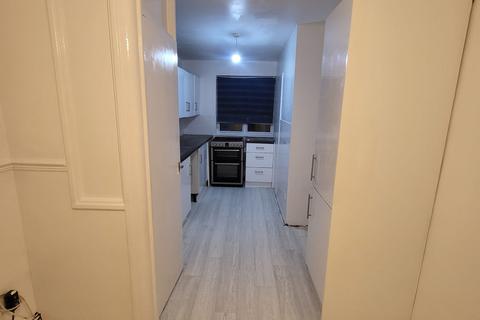 3 bedroom house to rent, Valley Side, London E4