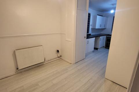 3 bedroom house to rent, Valley Side, London E4