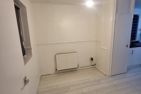 3 bedroom house to rent, Valley Side, London E4