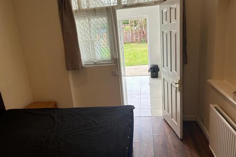 6 bedroom house share to rent, Ryefield Avenue, Uxbridge UB10