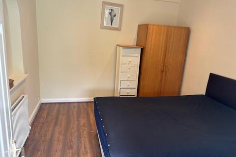 6 bedroom house share to rent, Ryefield Avenue, Uxbridge UB10