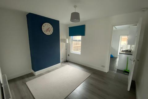 2 bedroom end of terrace house to rent, 10 Whitehall Lane Grays RM17 6SS