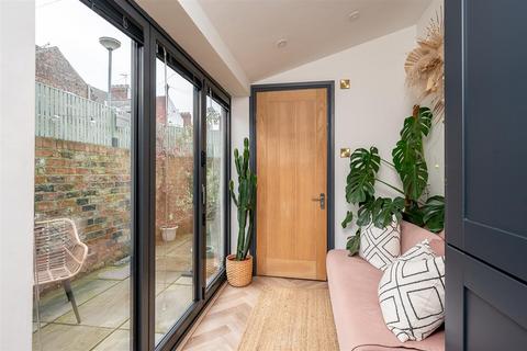 2 bedroom end of terrace house for sale, Baker Street, Off Bootham, York YO30 7AY