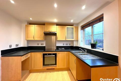 2 bedroom flat to rent, Yukon Road, Broxbourne, EN10