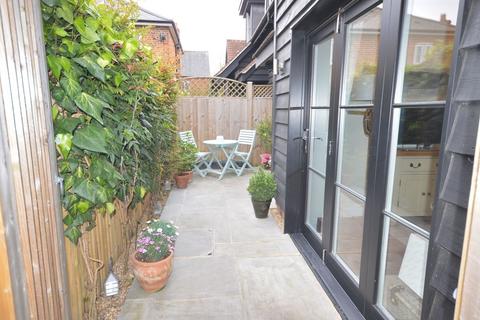 12 Blue Dragon Yard, Beaconsfield, HP9 1GW