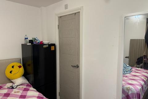 Studio to rent, Springwell Road, Hounslow TW5