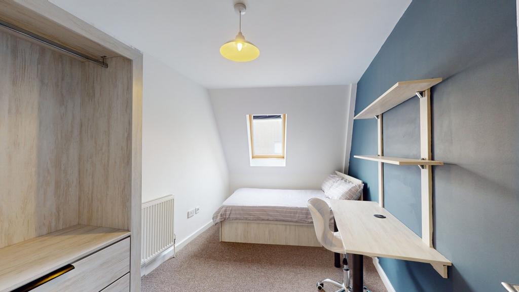 A bright and tidy double bedroom with modern de...