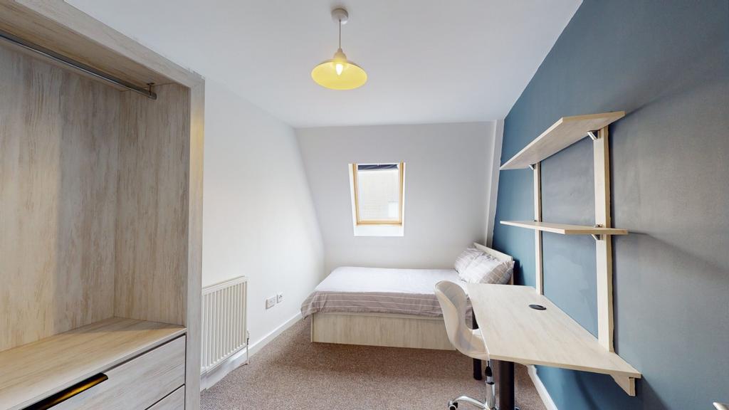 A bright and tidy double bedroom, perfect for s...