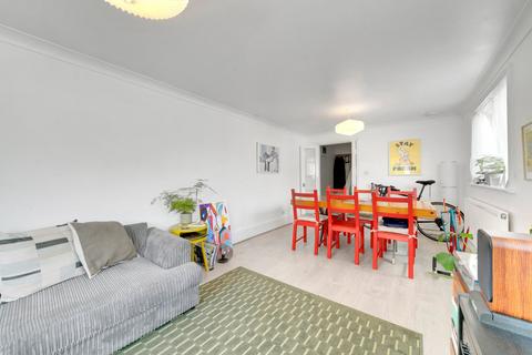 2 bedroom flat for sale, Dynevor Road, London N16