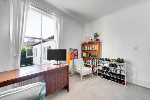 2 bedroom flat for sale, Dynevor Road, London N16