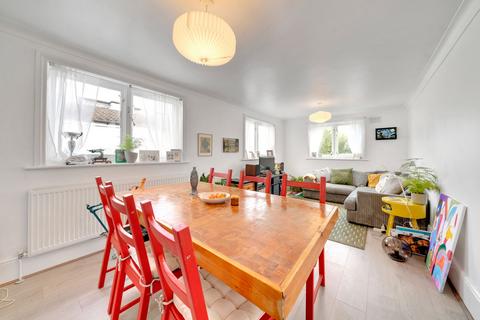 2 bedroom flat for sale, Dynevor Road, London N16