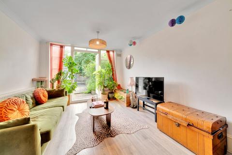 2 bedroom flat for sale, Dynevor Road, London N16