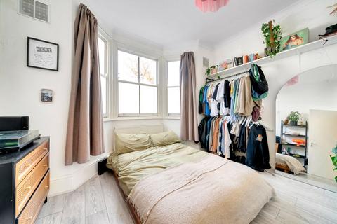 2 bedroom flat for sale, Dynevor Road, London N16