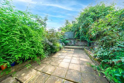 2 bedroom flat for sale, Dynevor Road, London N16