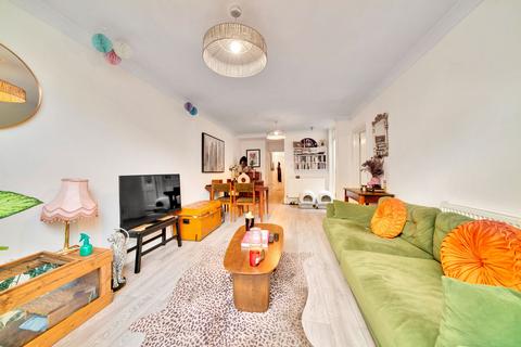 2 bedroom flat for sale, Dynevor Road, London N16