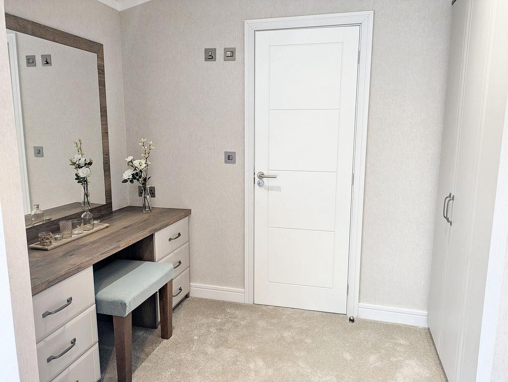 Dressing area and en suite shower room