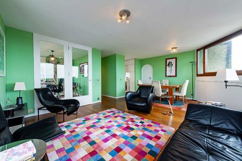 3 bedroom flat for sale, Barbican, London EC2Y