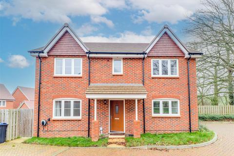 5 bedroom detached house to rent, Hunters Way, Cranleigh GU6