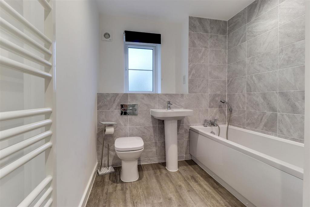 36. Main bathroom (2).jpg