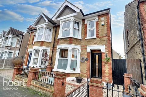 3 bedroom semi-detached house for sale, Clydesdale Road, Hornchurch