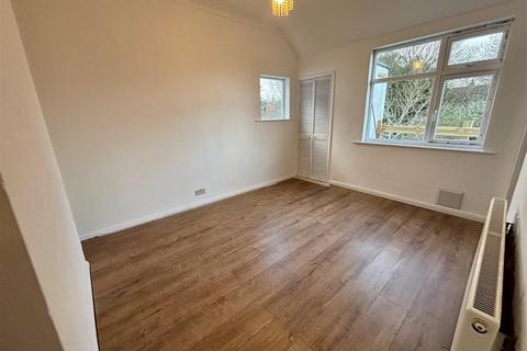 2 bedroom flat to rent, Gainsborough Drive, Westcliff-On-Sea