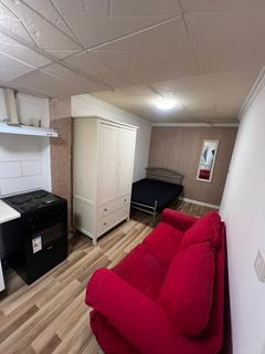 Studio to rent, Broomcroft Avenue, Northolt UB5