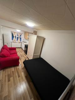 Studio to rent, Broomcroft Avenue, Northolt UB5