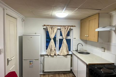 Studio to rent, Broomcroft Avenue, Northolt UB5