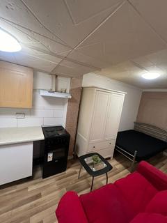 Studio to rent, Broomcroft Avenue, Northolt UB5