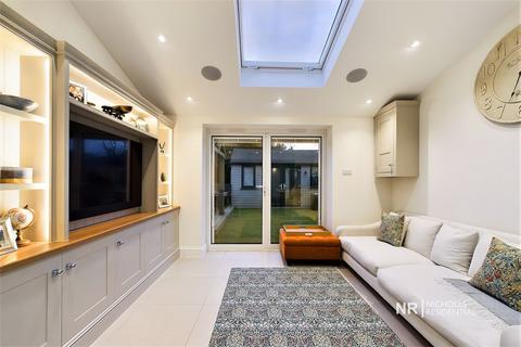 37 Devon Way, Chessington, KT9 2RH