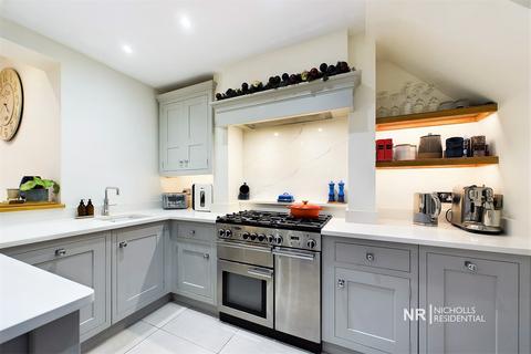 37 Devon Way, Chessington, KT9 2RH