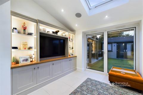 37 Devon Way, Chessington, KT9 2RH