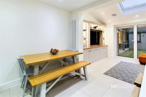 37 Devon Way, Chessington, KT9 2RH