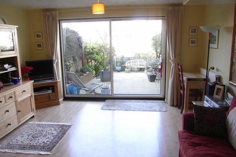 2 bedroom terraced house to rent, Greenhill Gardens, Guildford, GU4