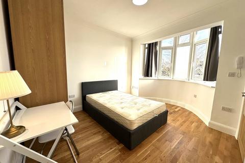 Studio to rent, Antrobus Road, Chiswick, London