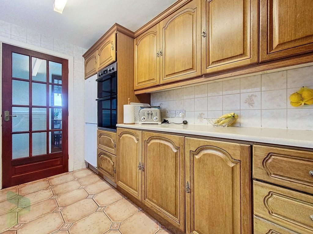 Fully Fitted Kitchen