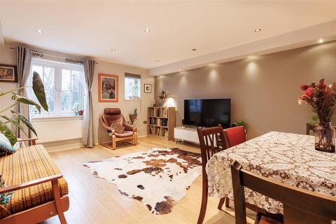 2 bedroom flat for sale, Station Road, Epping