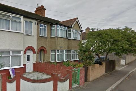 4 bedroom property to rent, Montrose Gardens, Mitcham