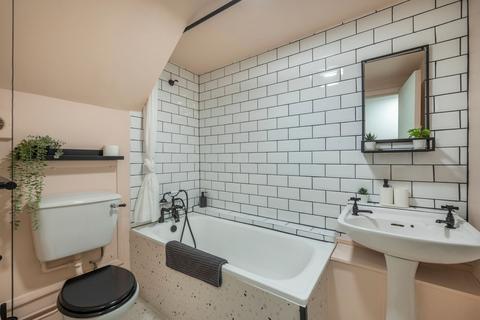 4 bedroom flat to rent, Pepys Road, London, SE14