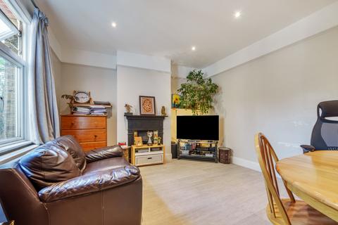 3 bedroom apartment to rent, Ambleside Gardens London SW16